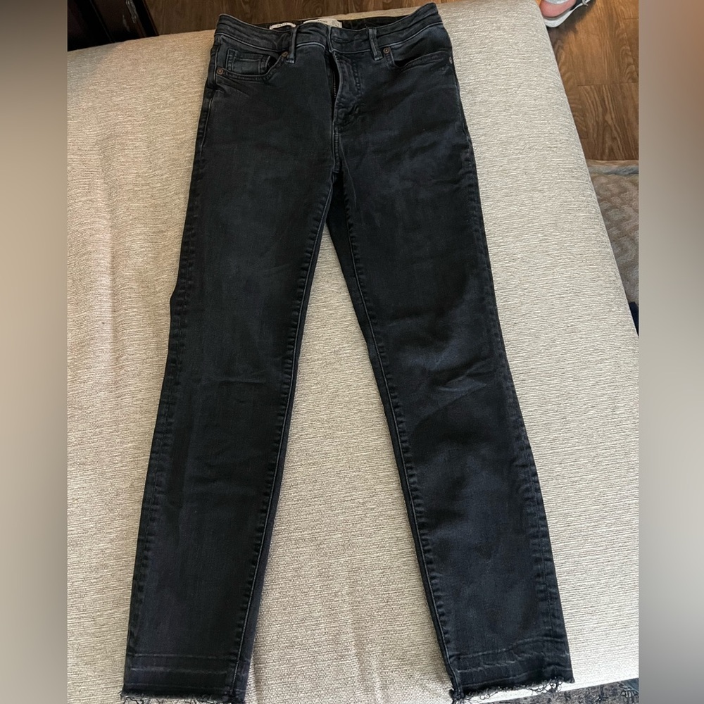 COMFORTABLE AND FLATTERING BLACK JEANS
